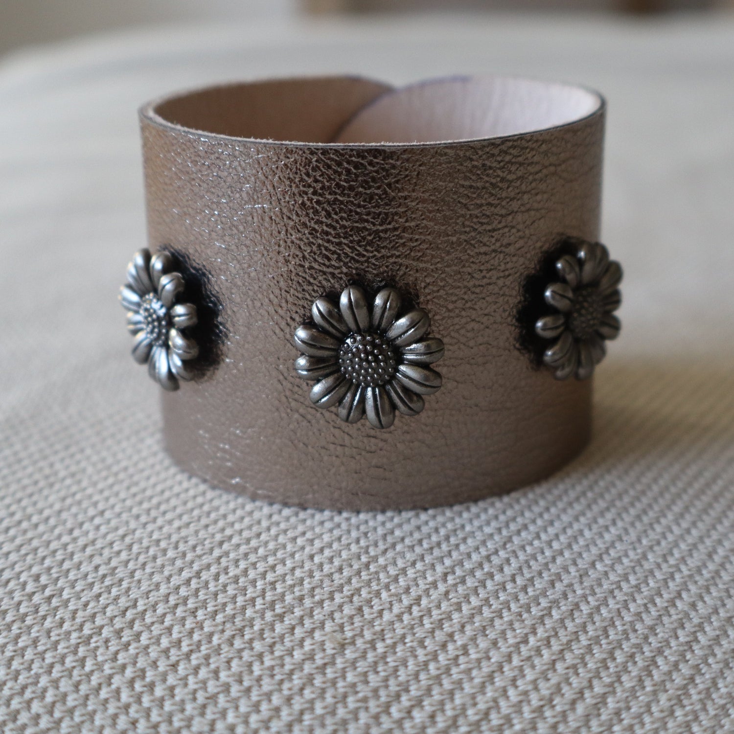 Brazaletes Piel y Tachas