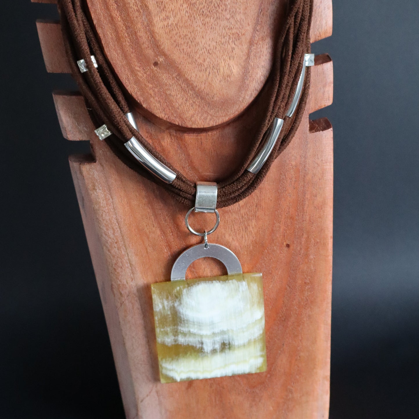 Collar Marrón Asta Dije Cuadrado Mediano