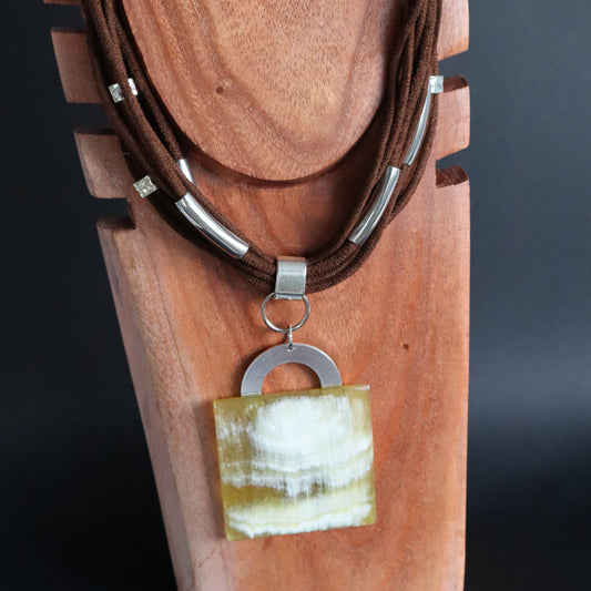 Collar Marrón Asta Dije Cuadrado Mediano