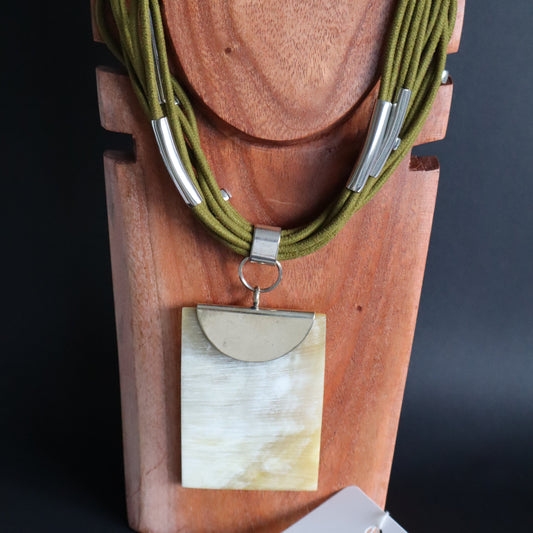 Collar Sekmet Verde