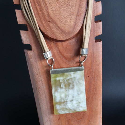 Collar Tostado Asta Dije rectangular Grande