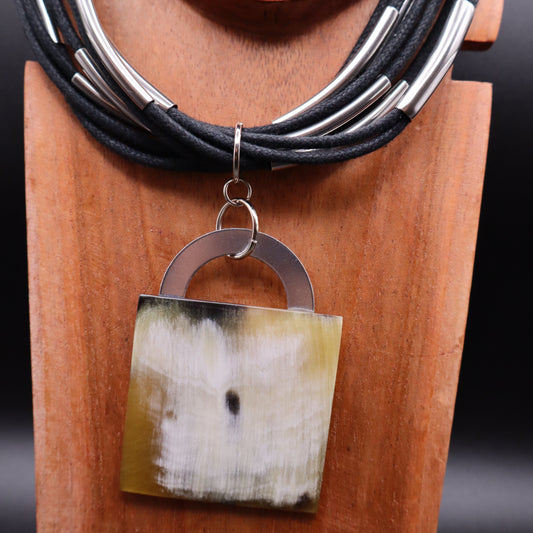 Collar Negro Asta Dije Cuadrado Mediano