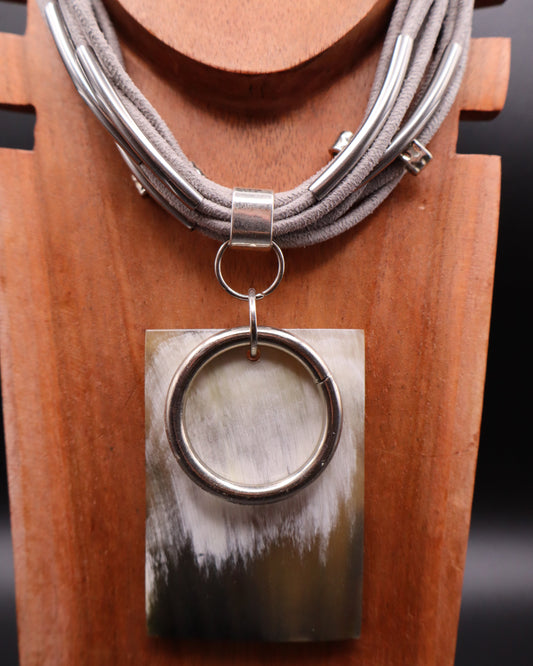 Collar Sekmet Gris Aro