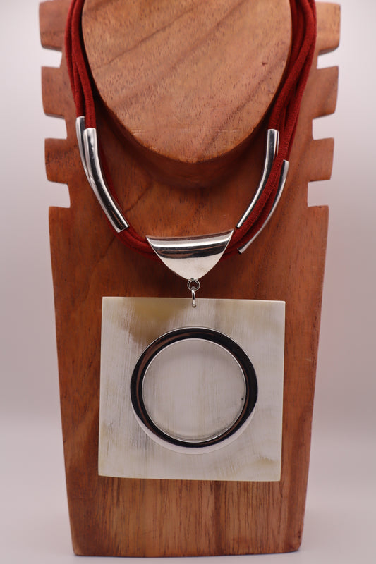 Collar Hathor Cuadrado / Burdeos