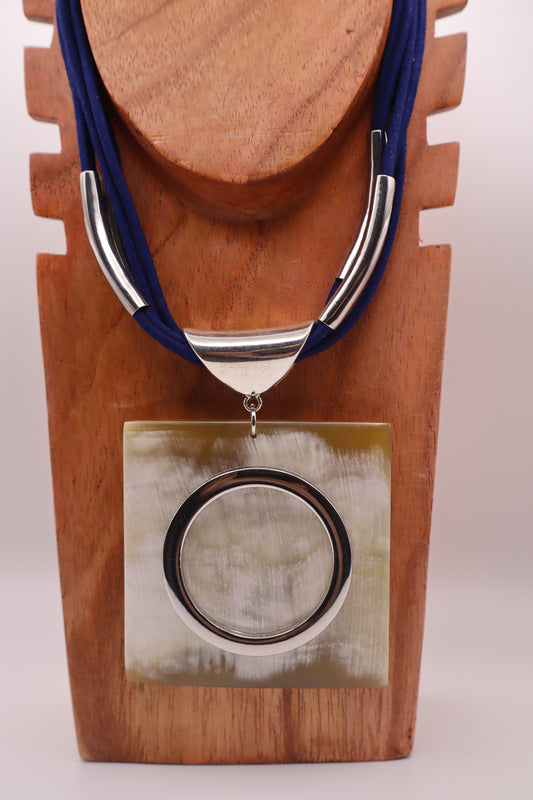 Collar Hathor Cuadrado / Azul Marino